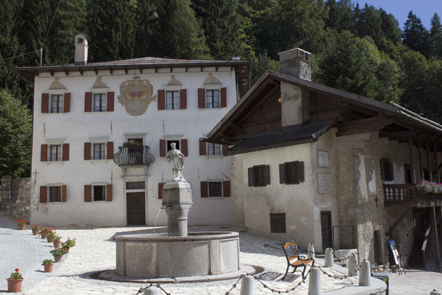 2011-08-16_13-32-54 cadore.jpg - Pieve di Cadore - rechts das Geburtshaus Tizians